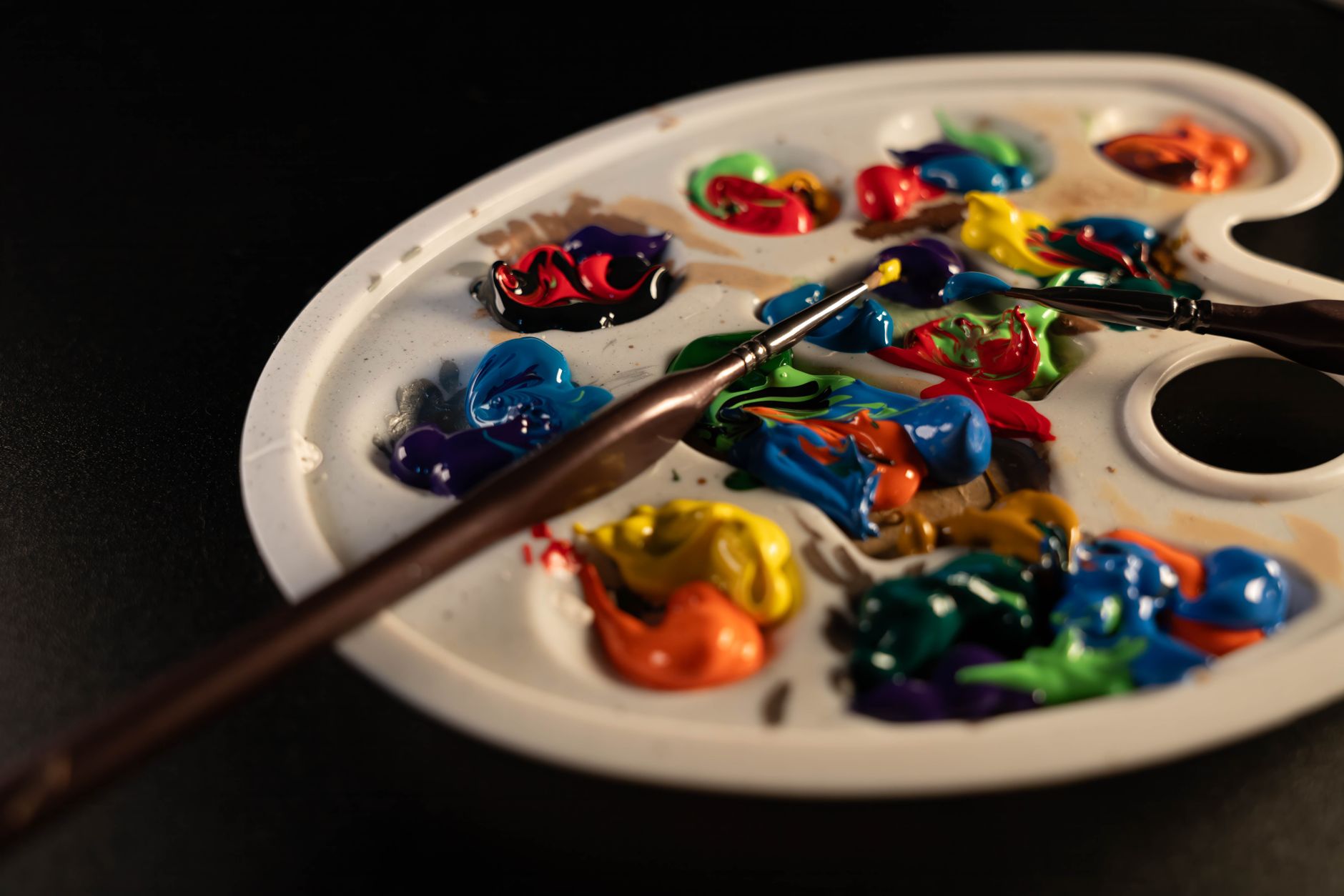 Mélange de peintures sur palette avec nuances de beige
