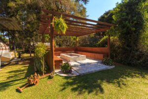 Pergola en bois construite dans un jardin avec terrasse