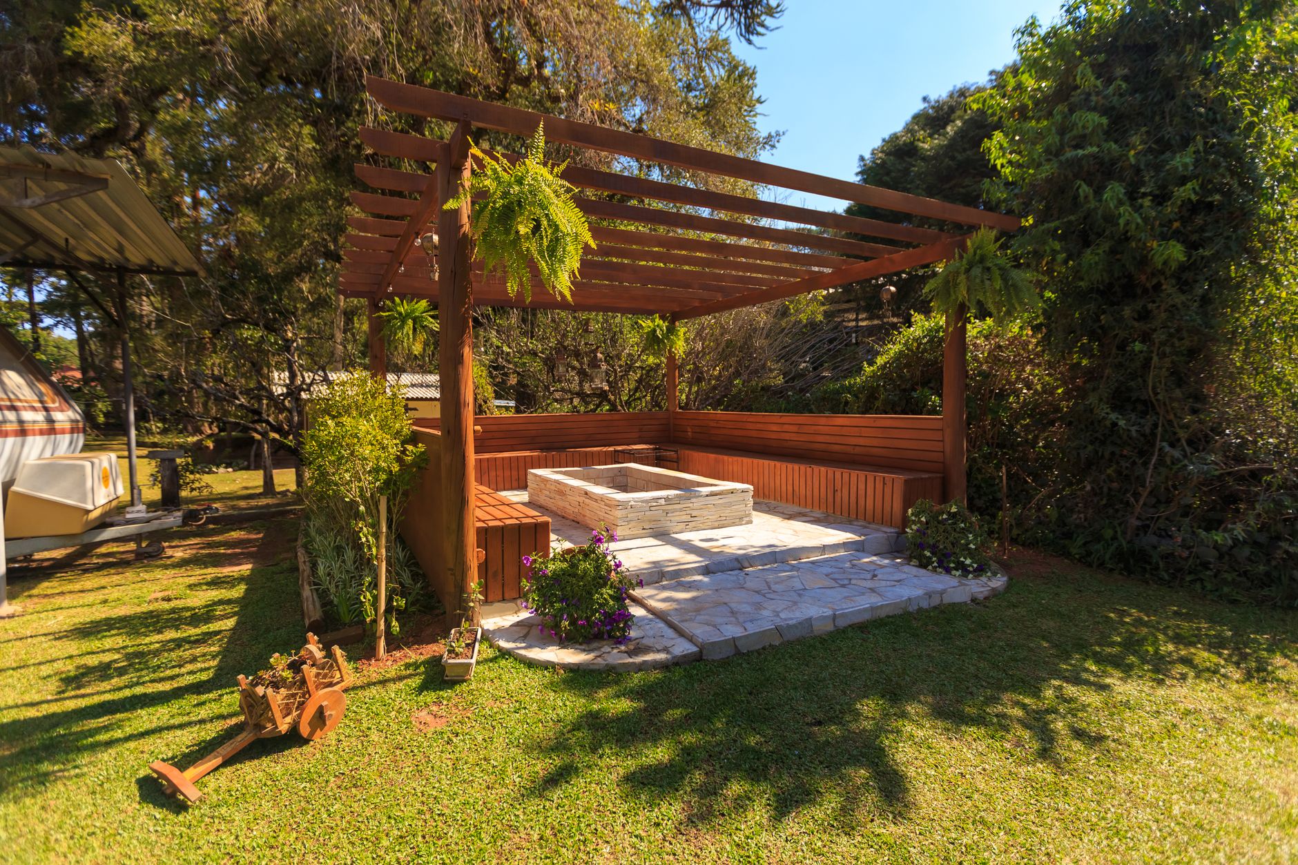 Pergola en bois construite dans un jardin avec terrasse