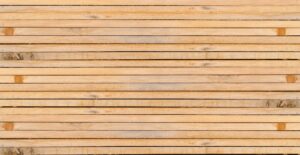Planches de bois naturel empilées pour bardage extérieur