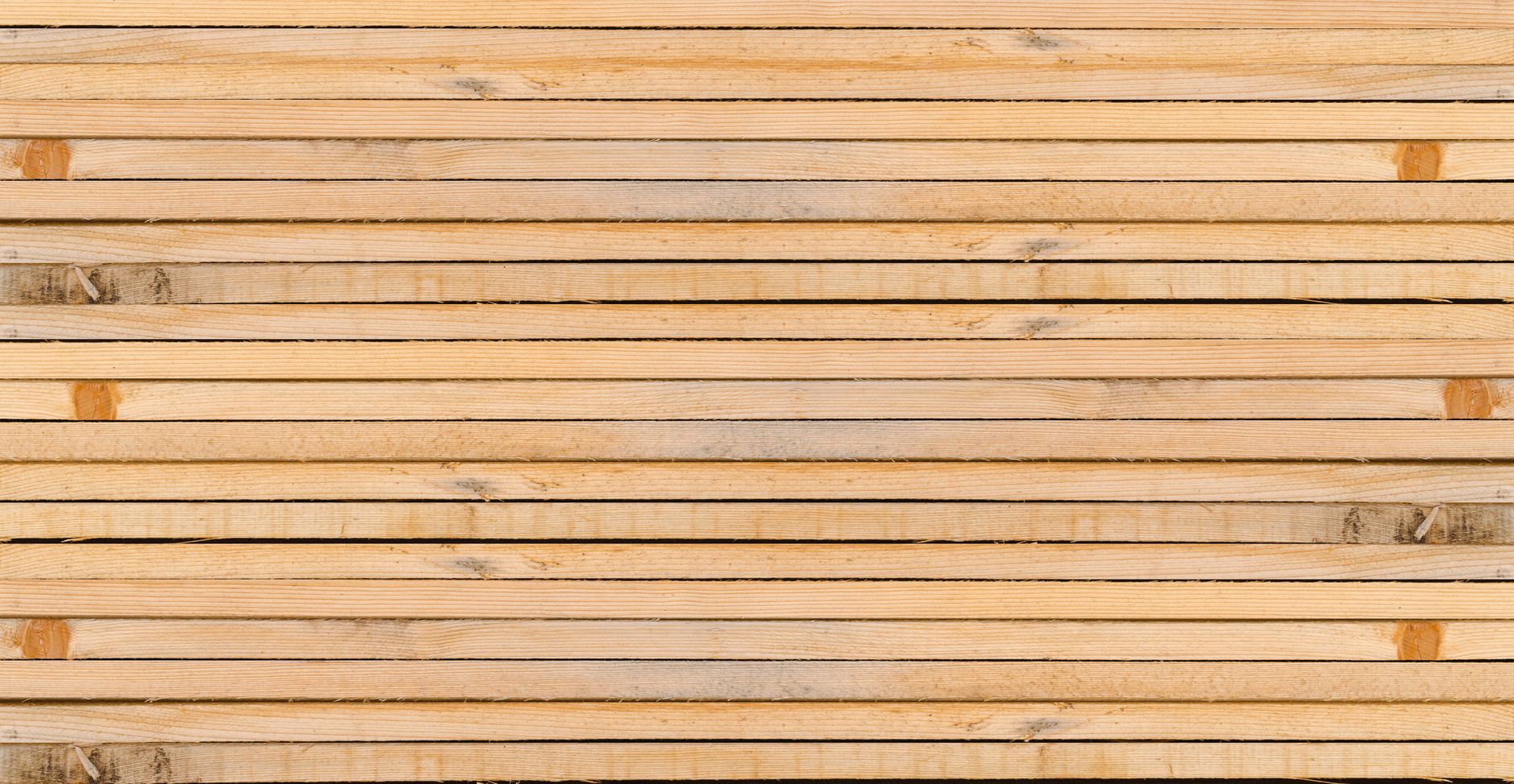 Planches de bois naturel empilées pour bardage extérieur