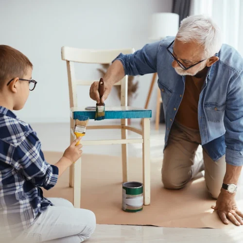 Comment bien préparer des chaises en bois avant peinture ?