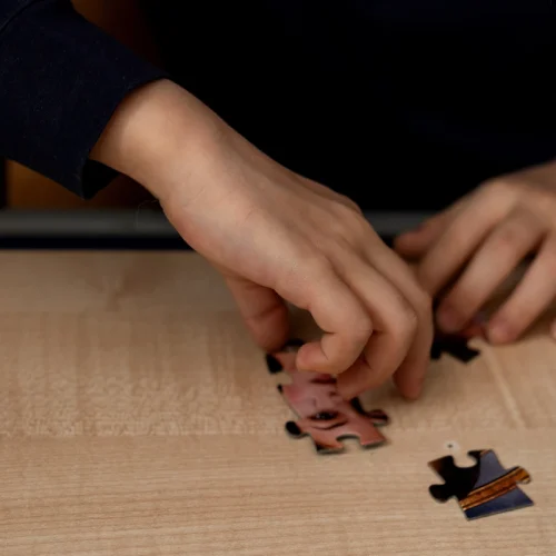 Voici comment coller un puzzle sur une planche en bois sans l'abîmer