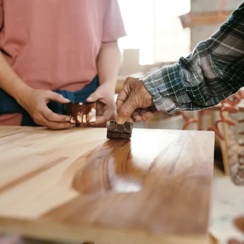 Voici comment entretenir efficacement vos bois durs