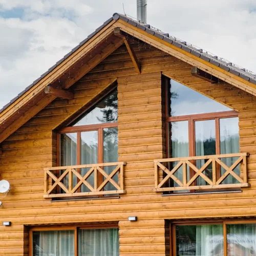 Voici comment entretenir une maison en bois sans vous tromper