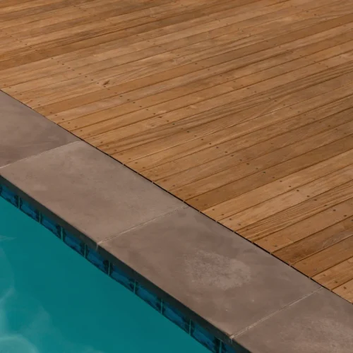 Comment faire une margelle de piscine en bois sans se ruiner ?