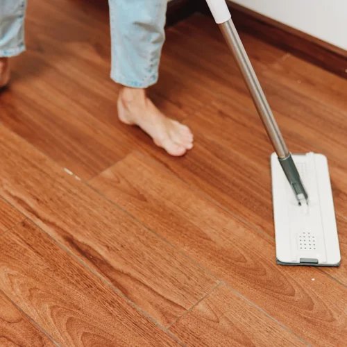 Comment nettoyer un parquet en bois sans l’abîmer ?