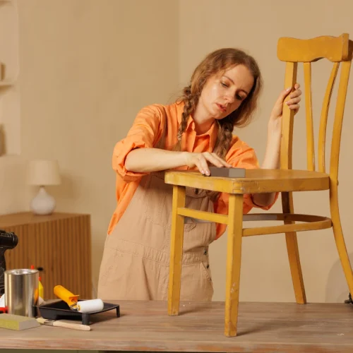 Voici comment rénover un meuble en bois abîmé facilement