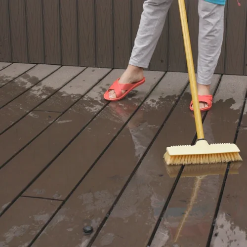 Voici quand il faut appliquer un saturateur sur votre terrasse en bois