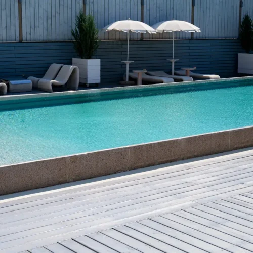 Quel bois choisir autour de votre piscine ?