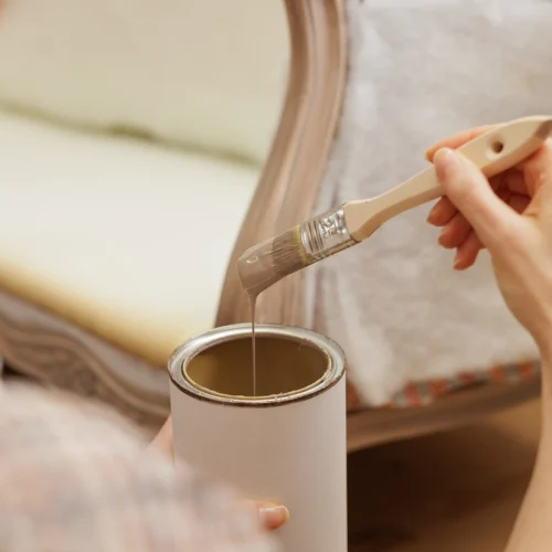 Quelle peinture choisir pour repeindre votre meuble en bois sans poncer ?