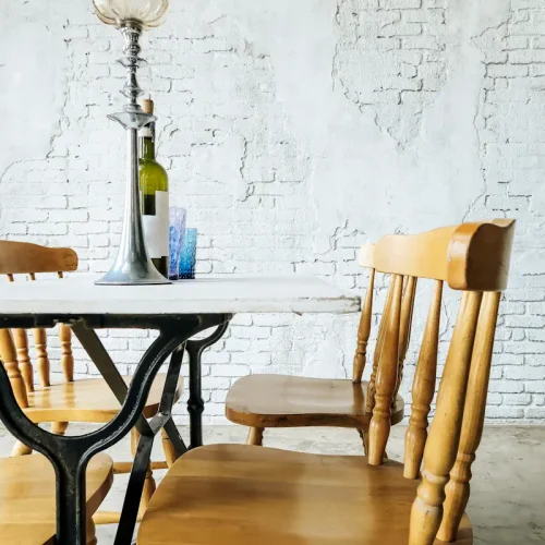 Quelles chaises choisir avec votre table en bois ancienne ?
