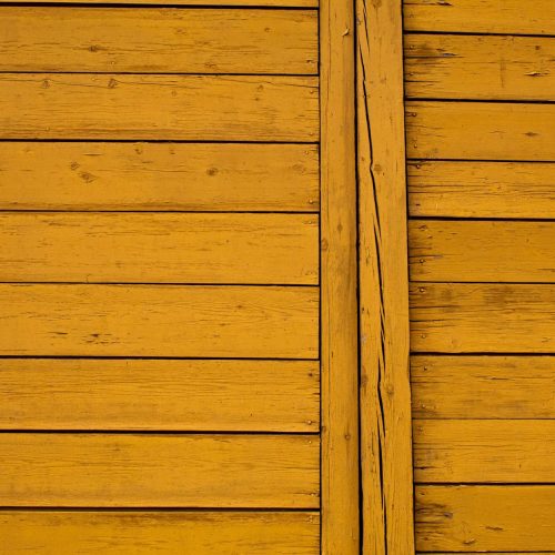 Plinthes en bois posées avec joints d'angle parfaits dans une pièce