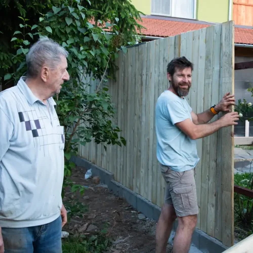 Deux hommes qui installe une brise vue sans prise au vent