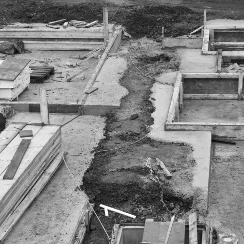 Sac de ciment et mélange de béton sur un chantier