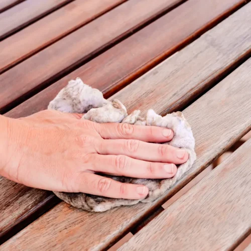 Voici comment enlever des taches de graisse sur du bois exotique
