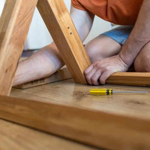 Voici poruquoi vos pieds de table se décollent après quelques mois