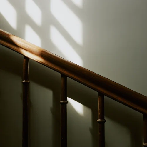 Votre rampe d’escalier en bois colle sous la main ?