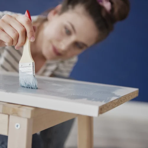 Comment peindre une table en bois comme un professionnel ?