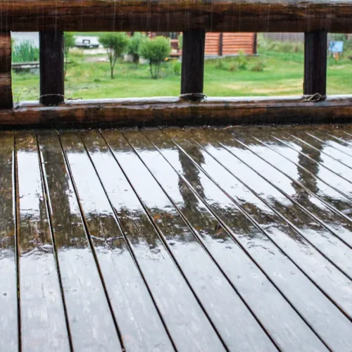 Voici comment protéger votre terrasse en bois qui vieillit mal
