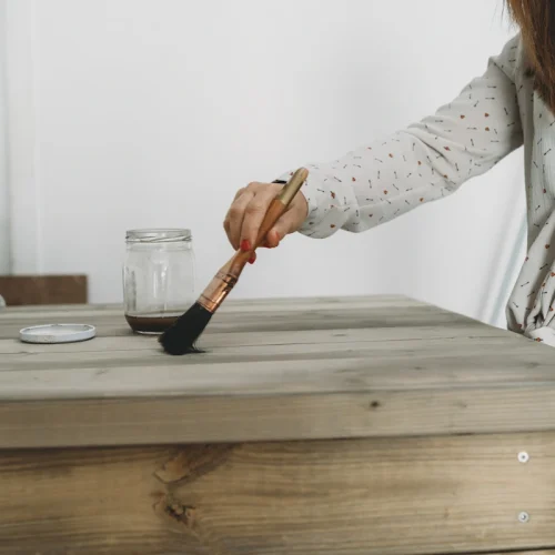 Comment vitrifier une table en bois sans faire d’erreur ?