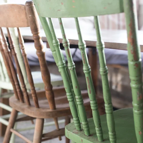 De quelle couleur peindre des chaises en bois pour transformer votre intérieur ?