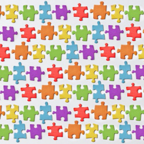 Puzzle coloré terminé prêt à être collé sur une planche en bois