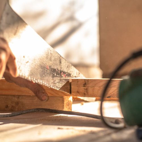 Boîte à onglets avec scie pour découpe de plinthe en bois