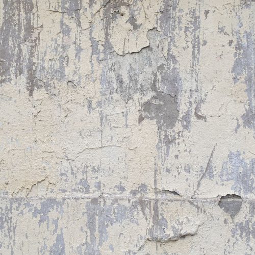 Pots de peinture blanche avec rouleau et pinceau de peintre