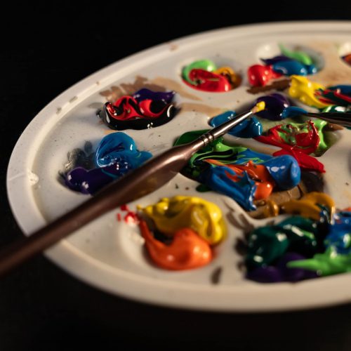 Mélange de peintures sur palette avec nuances de beige