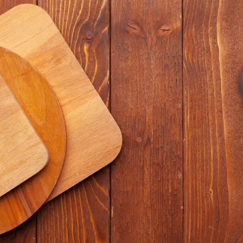Quel bois choisir pour une planche à découper durable ?