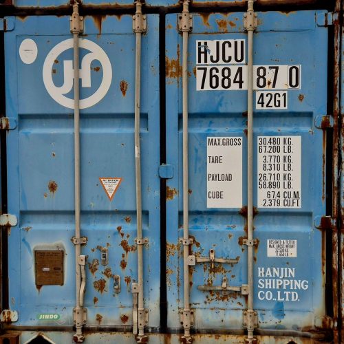 Container maritime habillé de bardage bois dans un jardin