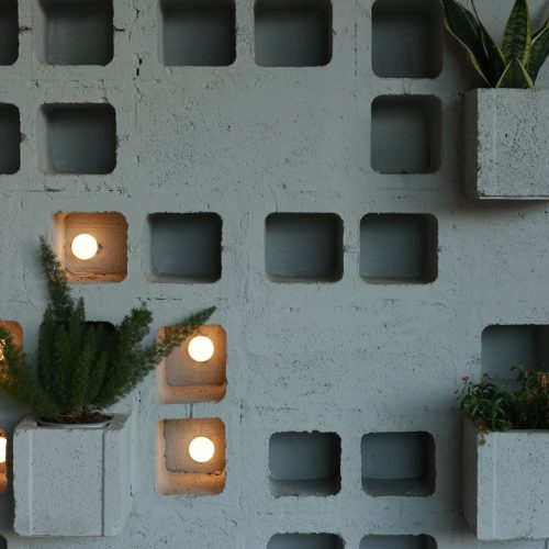 Petite dalle béton coulée dans un jardin