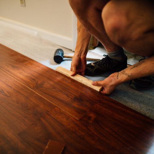 Parquet flottant en chêne clair posé dans un séjour lumineux
