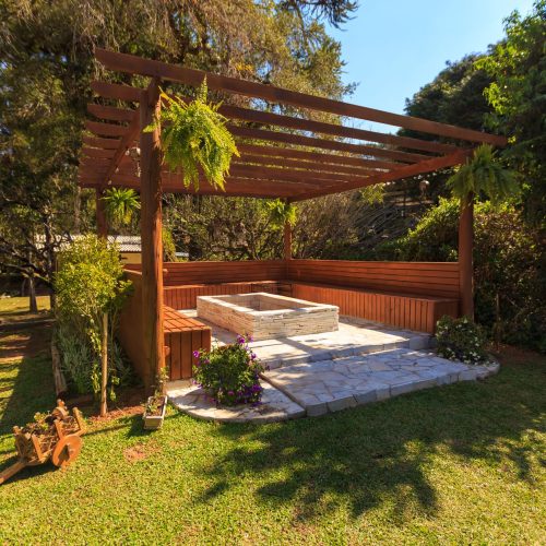Pergola en bois construite dans un jardin avec terrasse