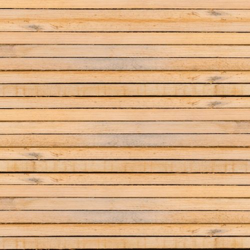 Planches de bois naturel empilées pour bardage extérieur